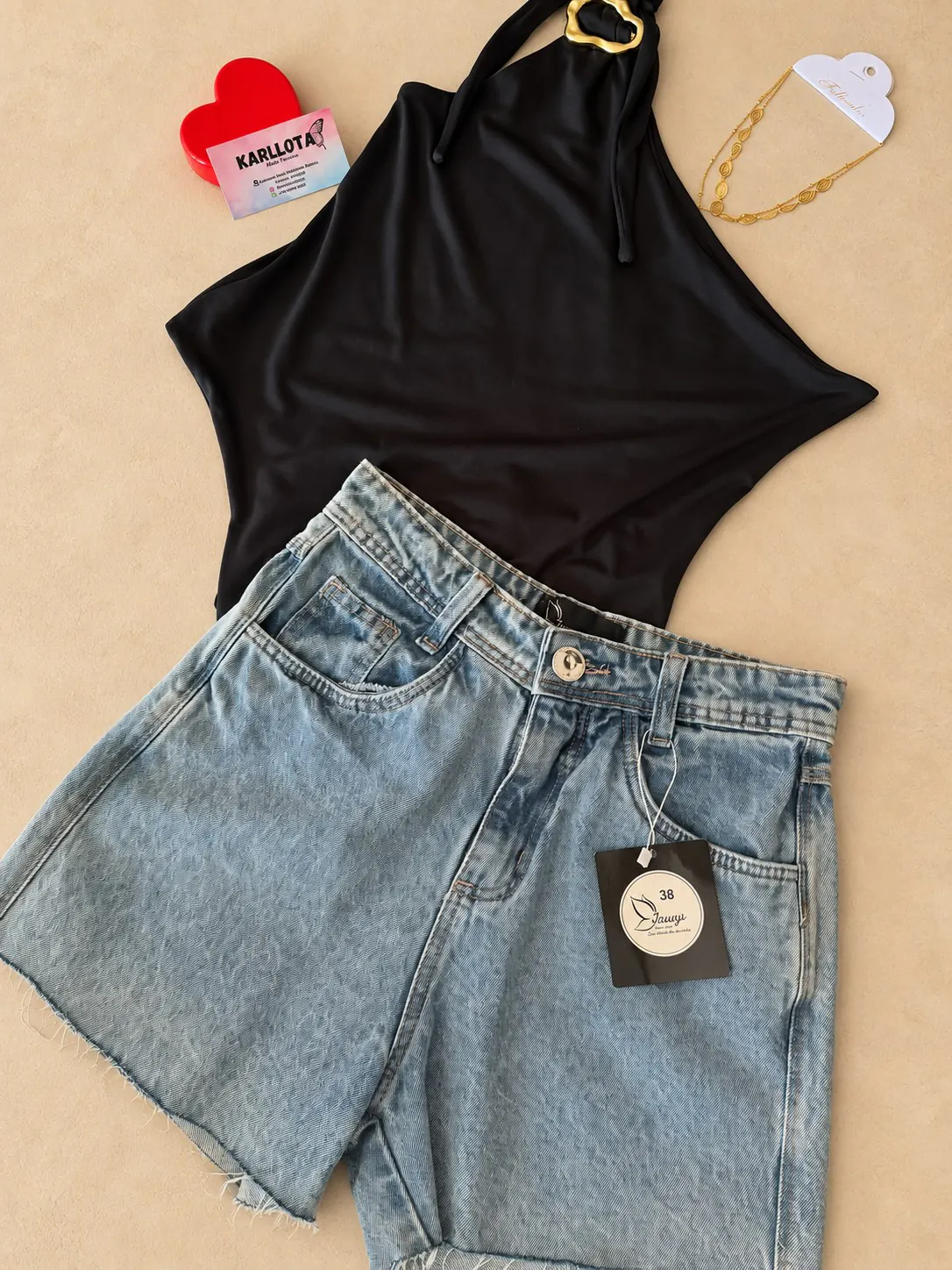 Body preto de um ombro só com shorts jeans
