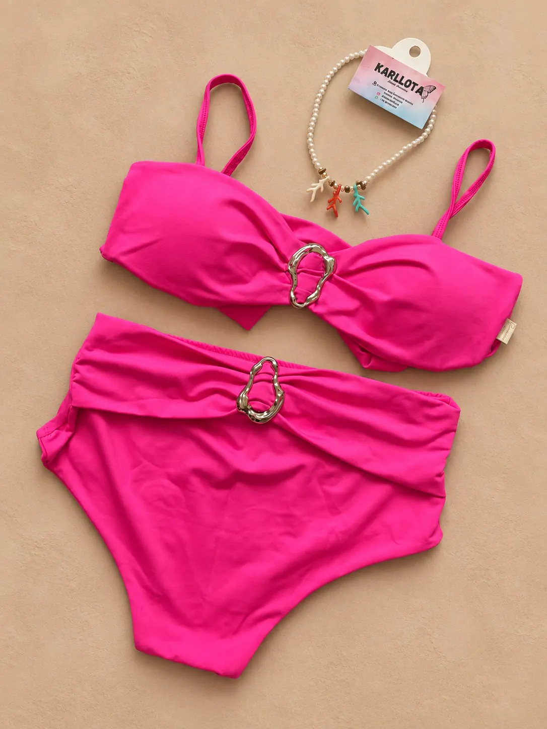 Biquíni Plus cintura alta rosa, com alças finas e detalhes metálicos.