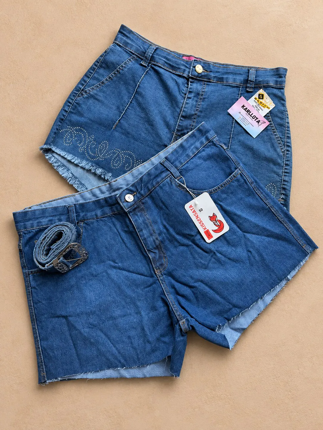 Shorts jeans Plus com detalhe de brilho e opção com cinto.