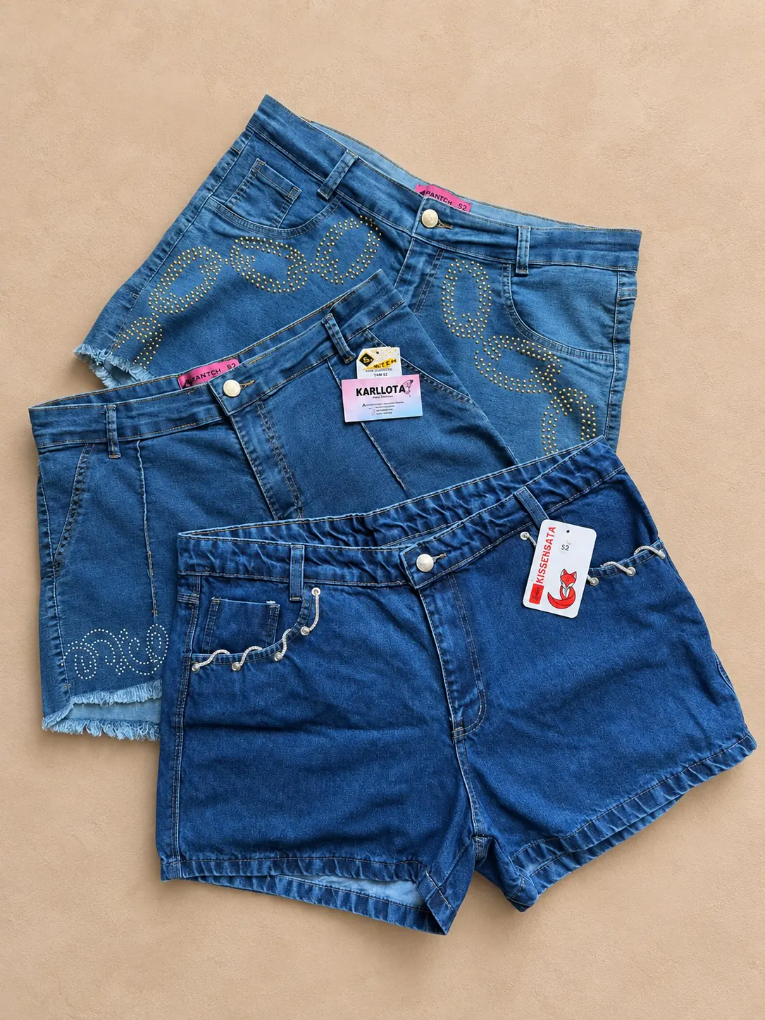 Seleção de shorts jeans Plus com diferentes acabamentos.