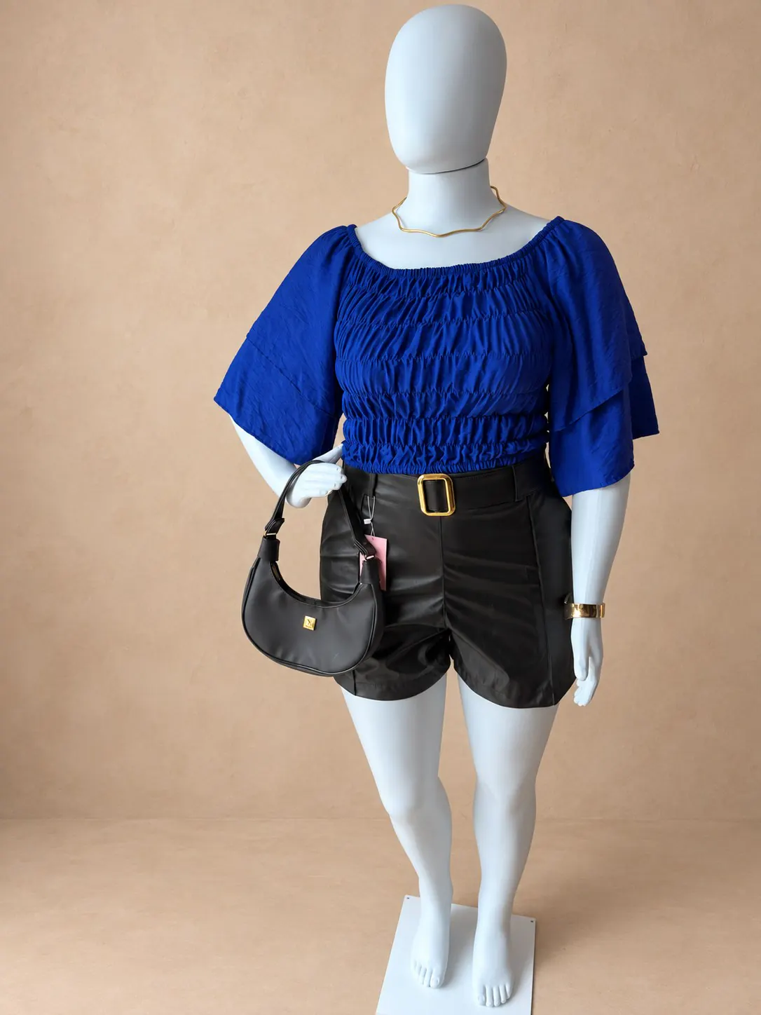 Cropped ciganinha Plus azul combinado com short preto.