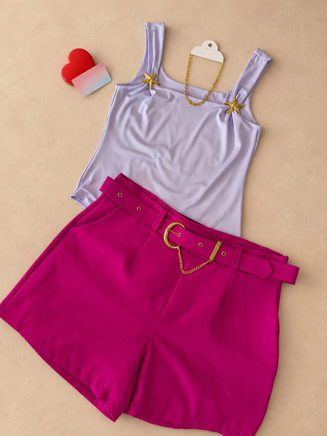 Body lilás com estrelas douradas e shorts pink com cinto.