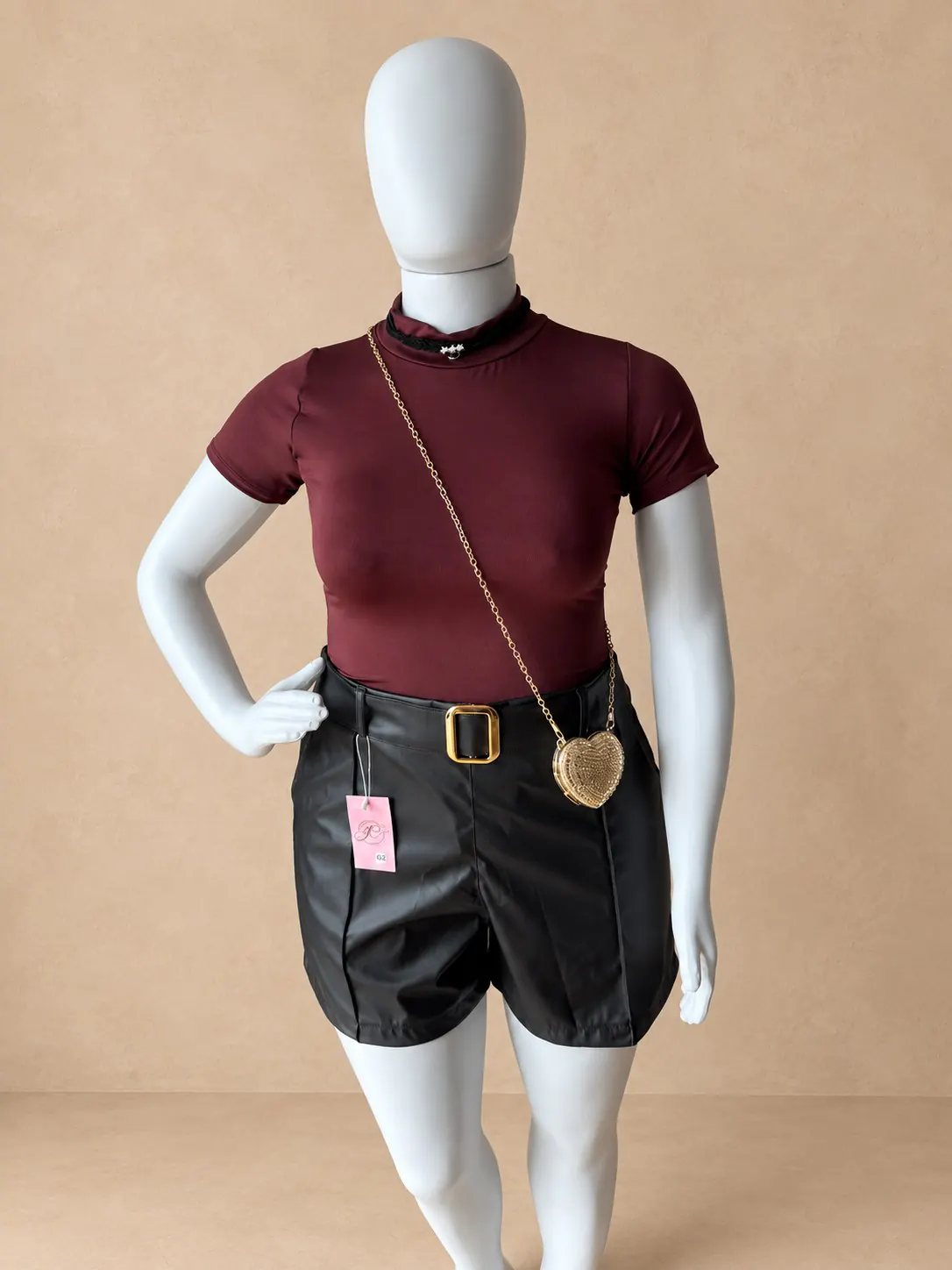 Body vinho de mangas curtas com shorts preto e cinto.