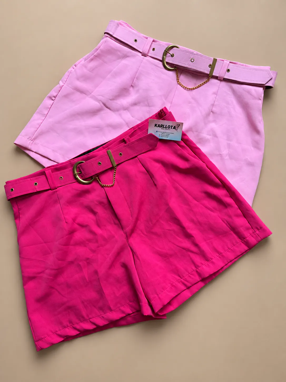 Shorts alfaiataria Plus nas cores rosa-claro e pink, com cintos.