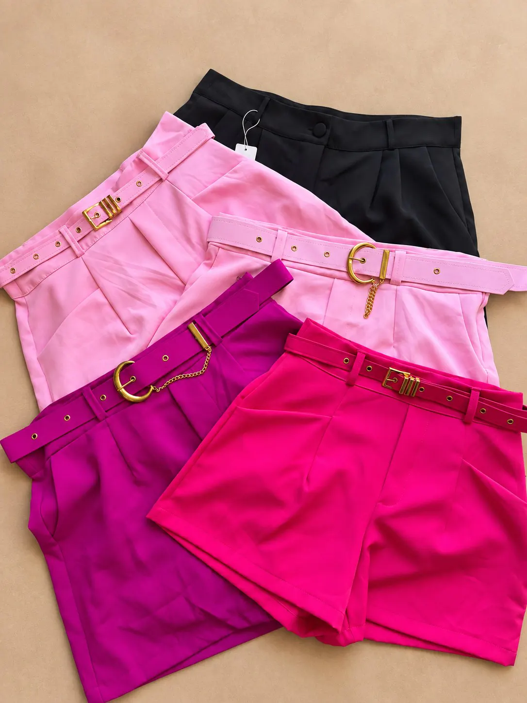 Seleção de Shorts alfaiataria Plus em preto e tons de rosa.