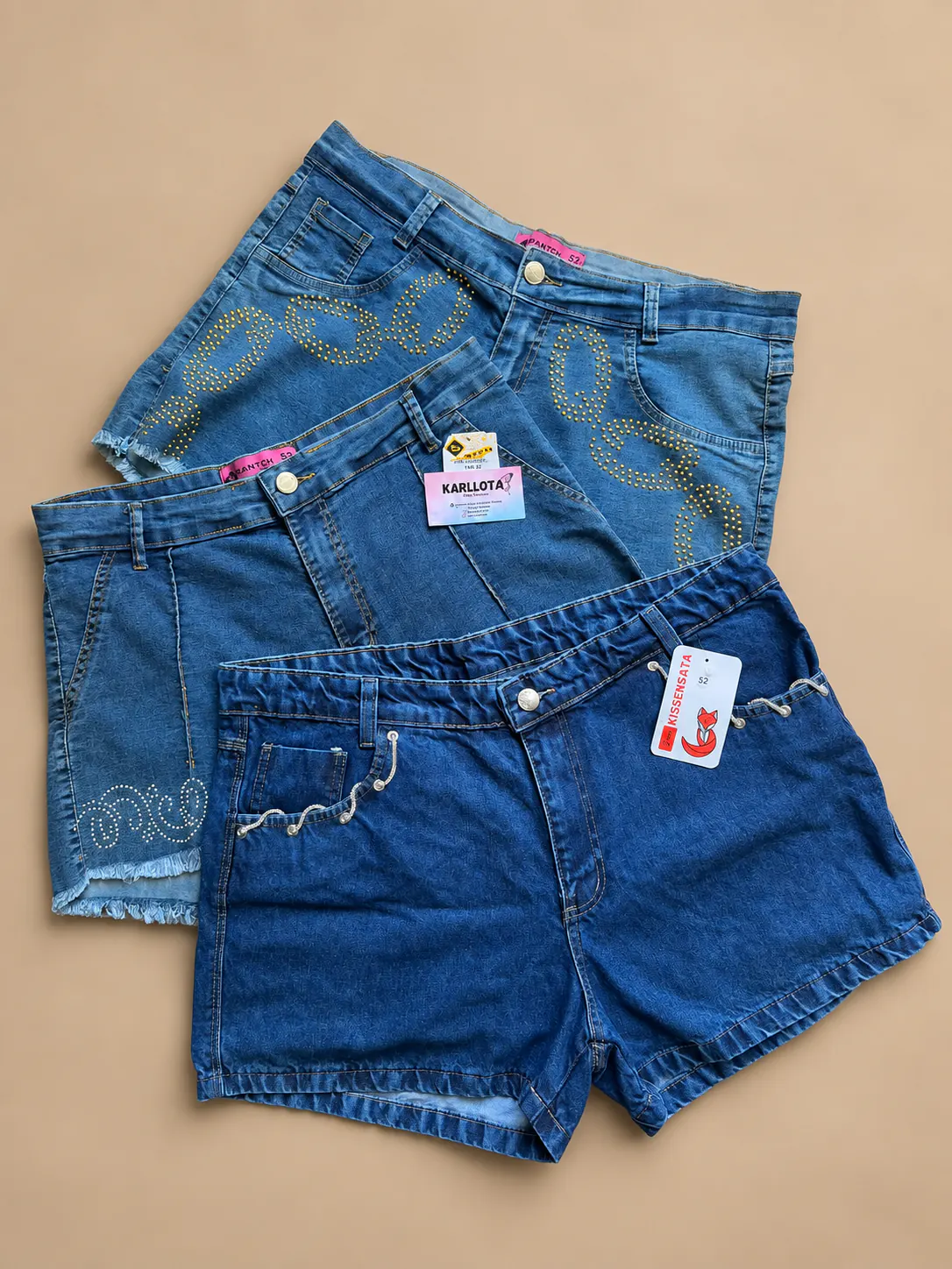 Shorts jeans Plus com aplicações douradas, prateadas e diferentes acabamentos.
