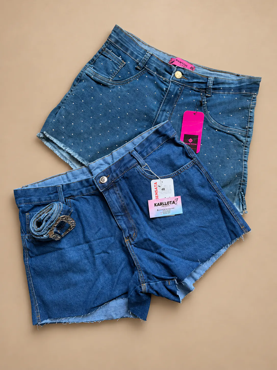 Shorts jeans Plus com aplicações brilhantes e opção lisa com cinto.