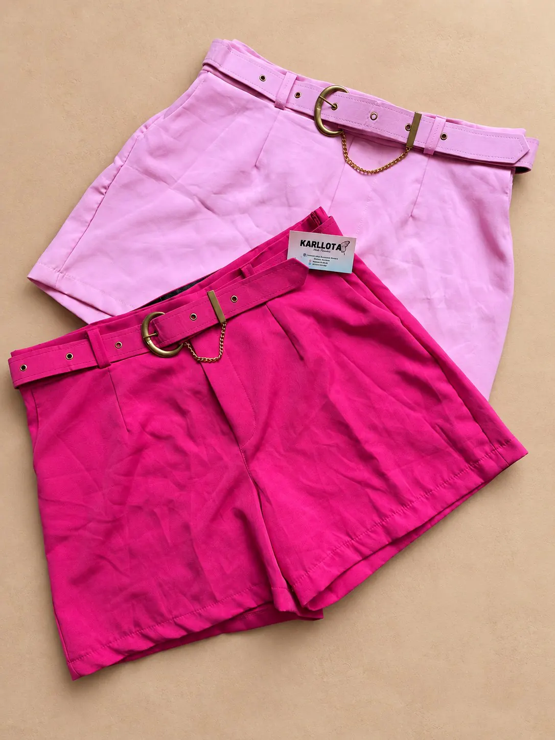 Shorts alfaiataria Plus em rosa-claro e pink com detalhes de corrente.