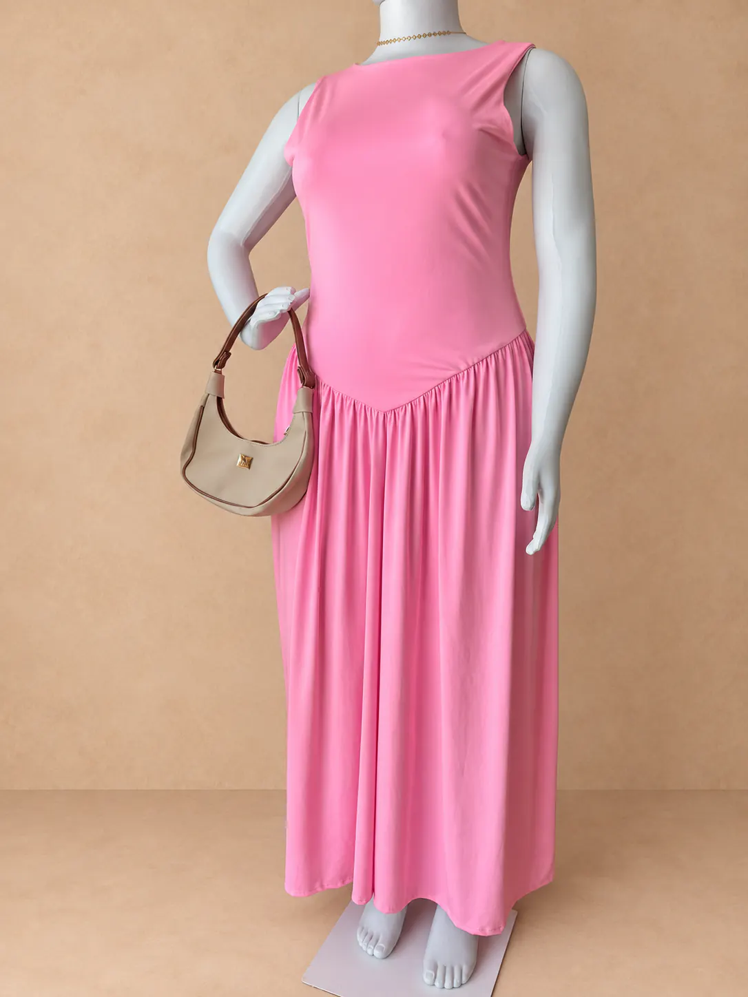 Vestido Assimétrico Plus rosa usado com decote redondo.