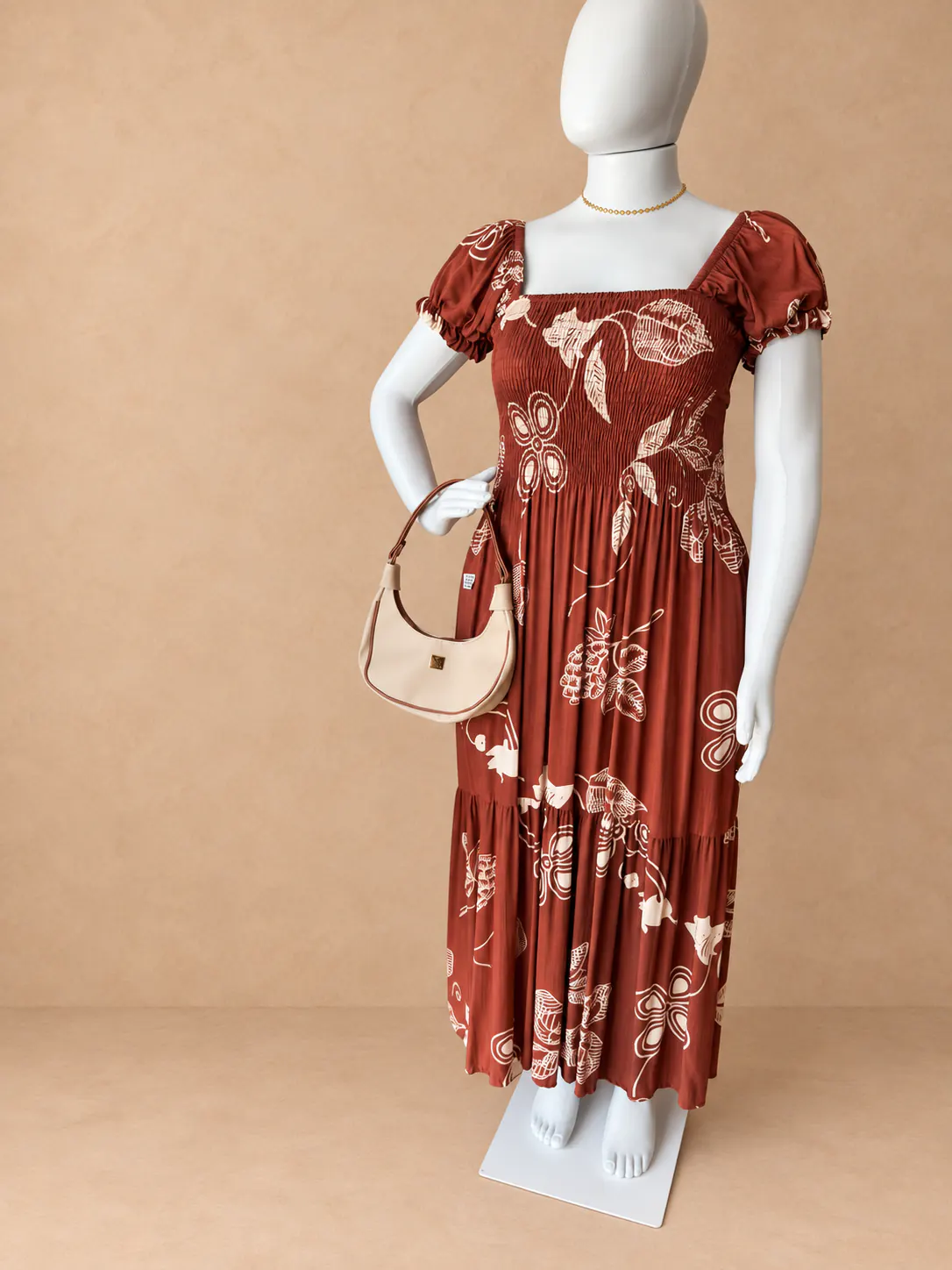 Vestido longo Plus terracota com estampa floral clara, visto de frente.
