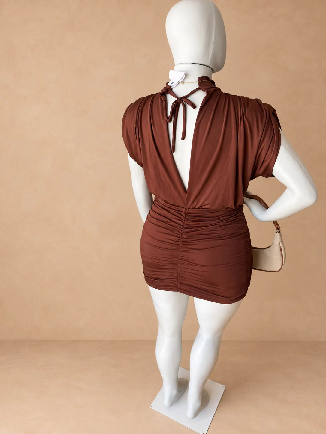 Vestido Plus curto marrom com costas abertas e amarração, visto por trás.