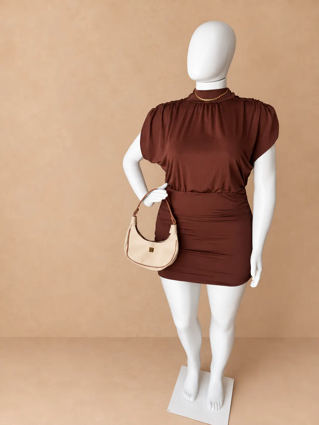 Vestido Plus curto marrom com gola alta, visto de frente.