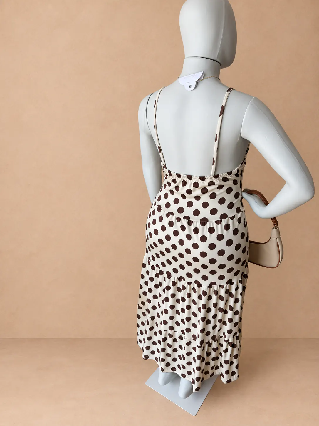 Vestido Poá Plus creme com poás marrons e costas abertas, visto por trás.