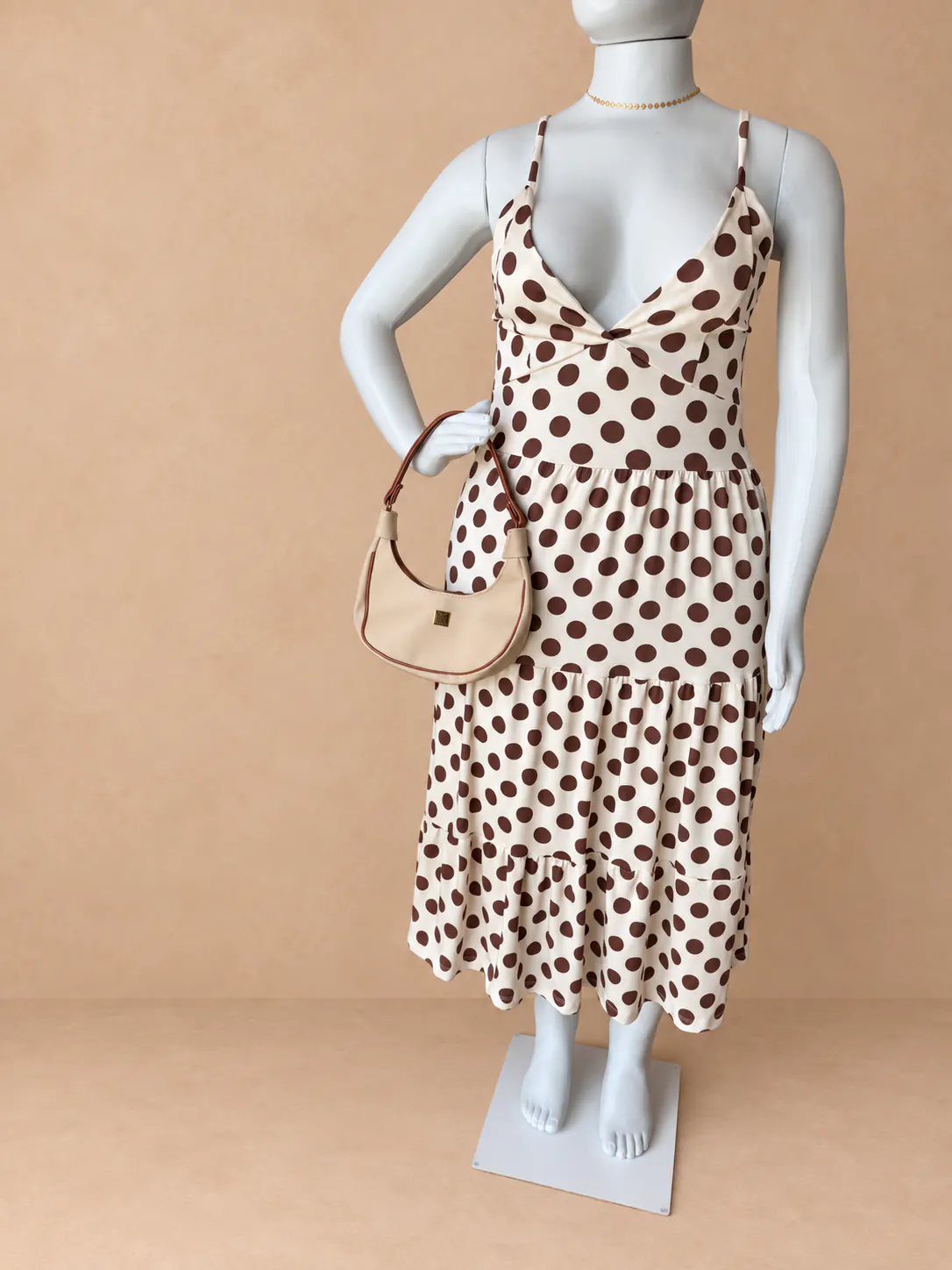 Vestido Poá Plus creme com poás marrons, visto de frente.