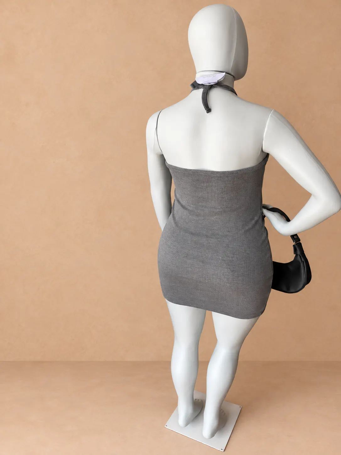 Vestido ribana Plus cinza com costas abertas e amarração no pescoço, visto por trás.