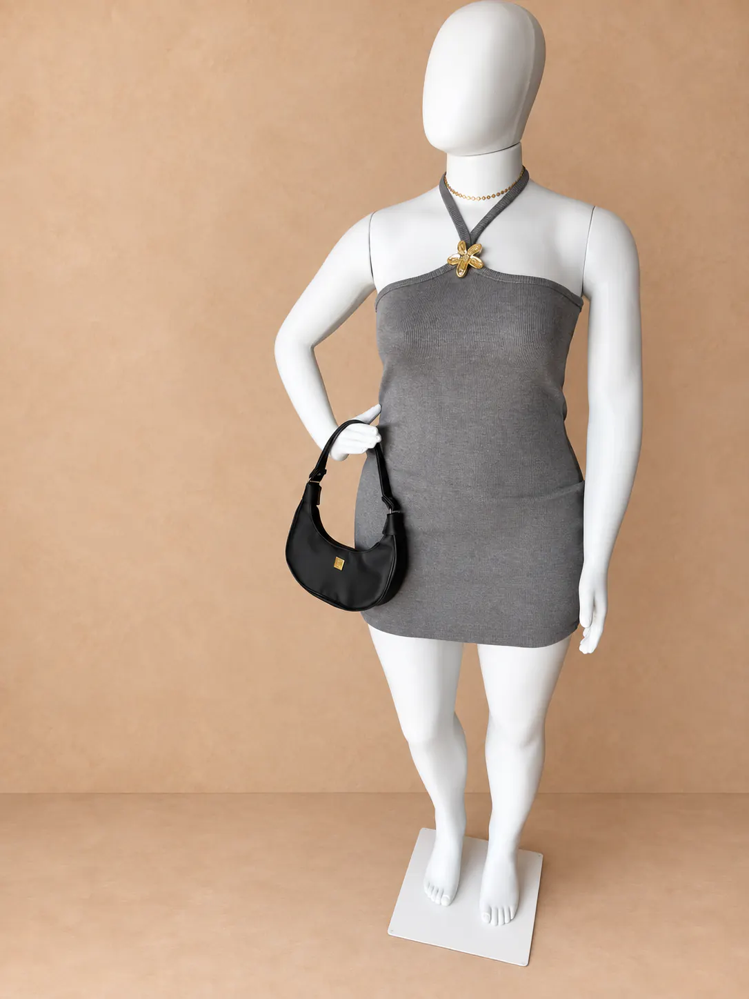 Vestido ribana Plus cinza com aplique dourado, visto de frente.