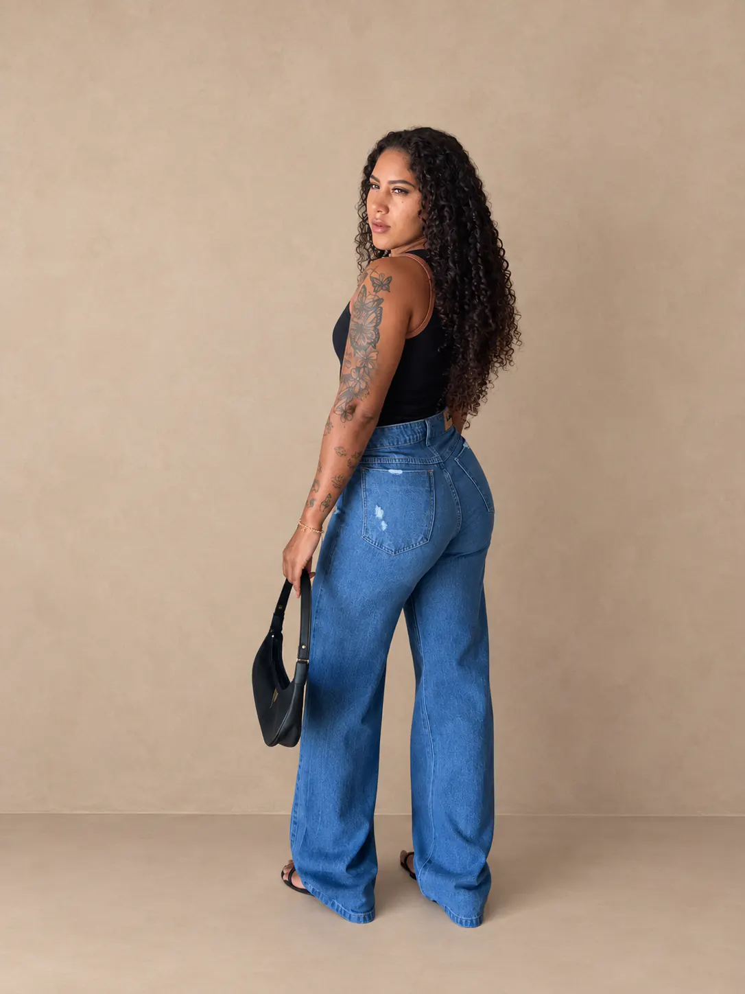 Calça Jeans Wide Leg Tradicional vista de costas.