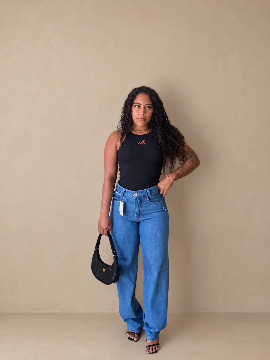 Calça Jeans Wide Leg Tradicional vista de frente.