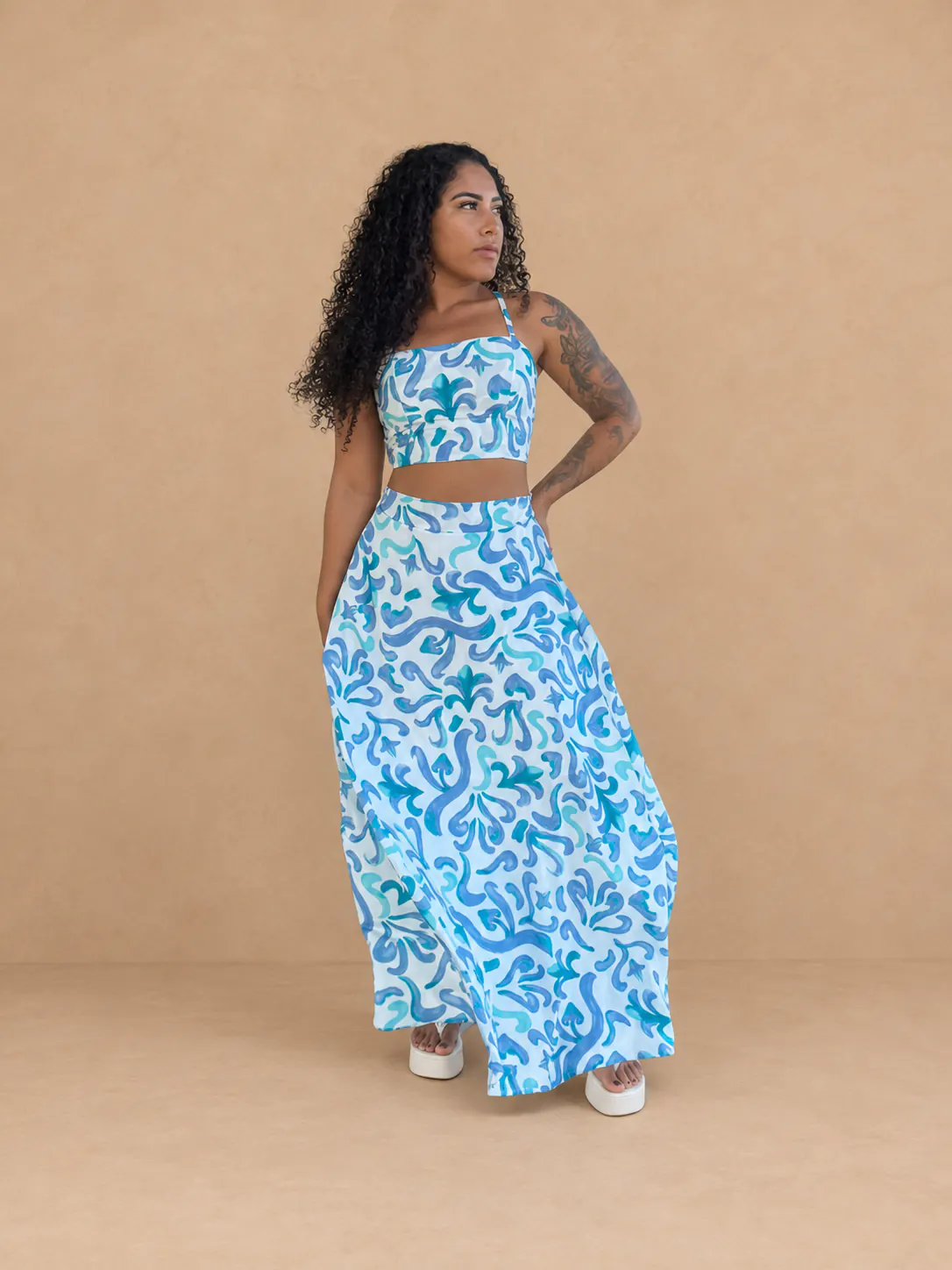 Conjunto Slim azul e verde com saia longa, visto de frente.