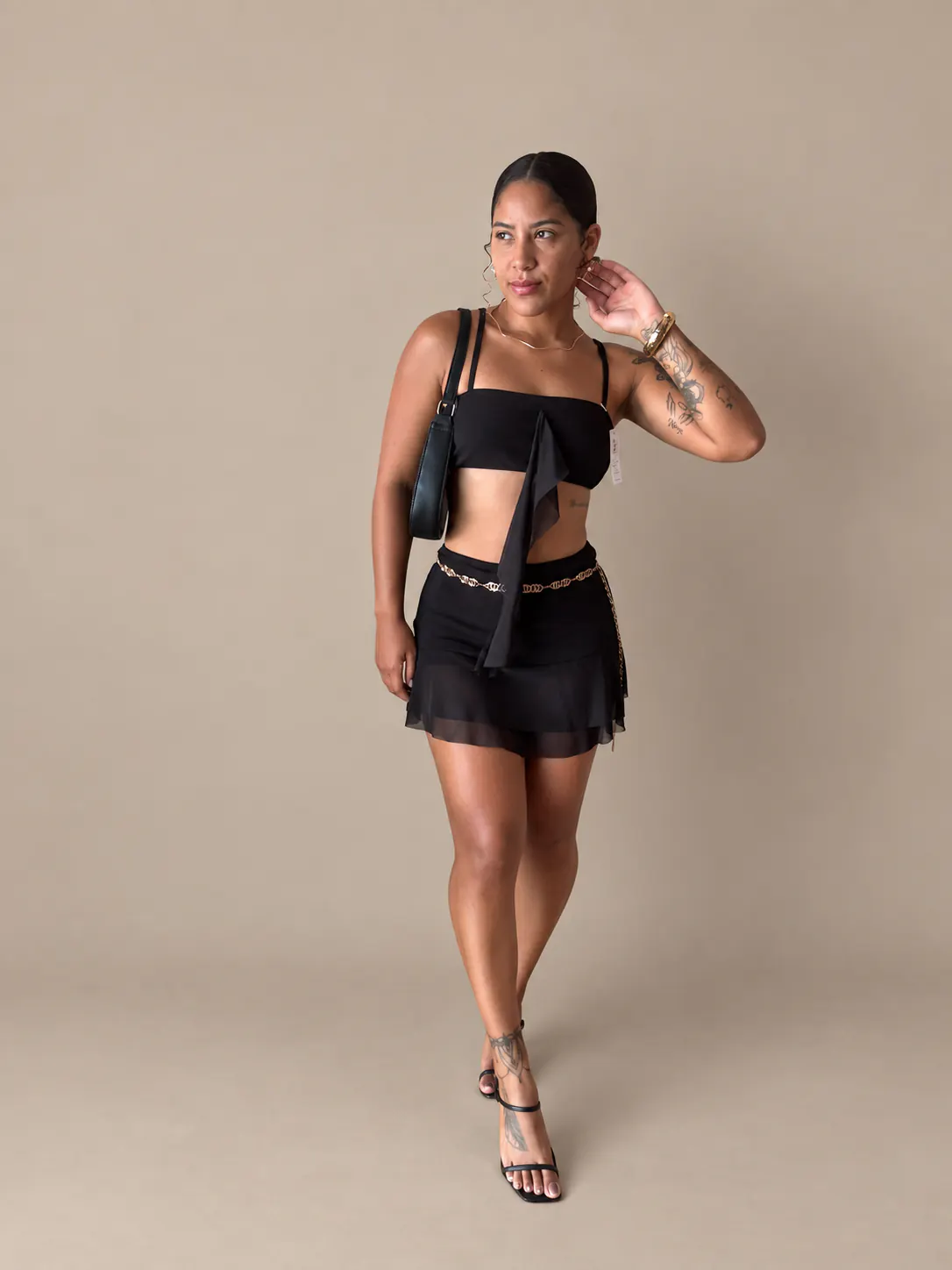 Conjunto tule Slim preto em pose frontal com a mão junto ao rosto.