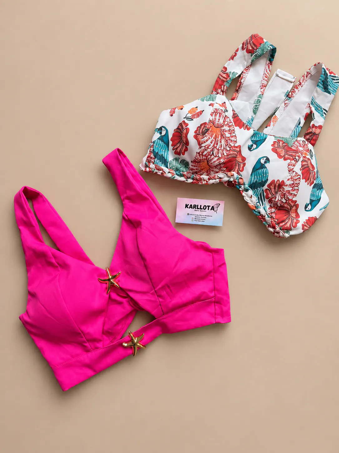 Cropped Slim nas opções pink com estrelas douradas e branco com estampa floral e araras, sobre fundo areia.