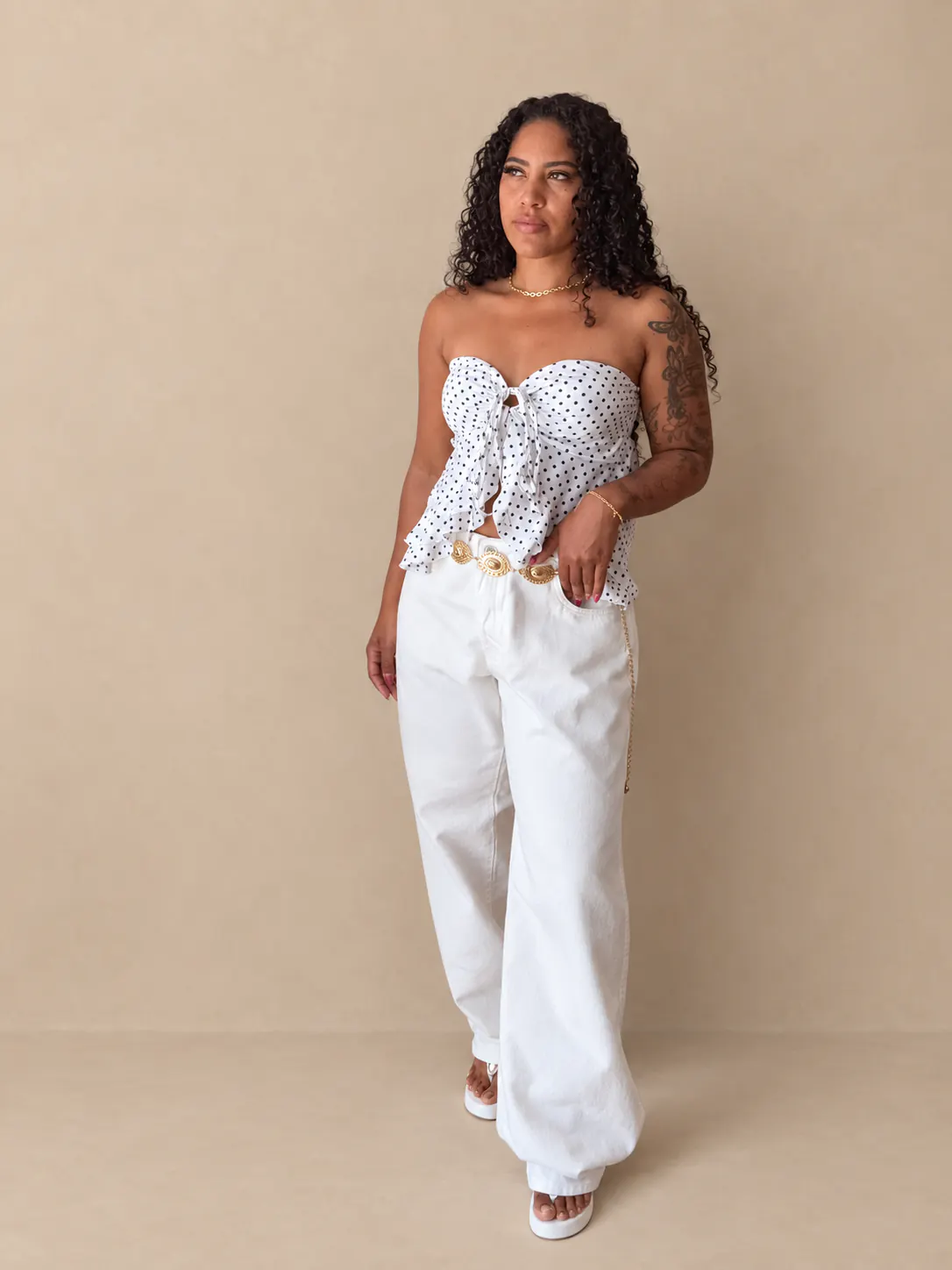 Calça Wide Leg Off White usada com cropped branco de poá.