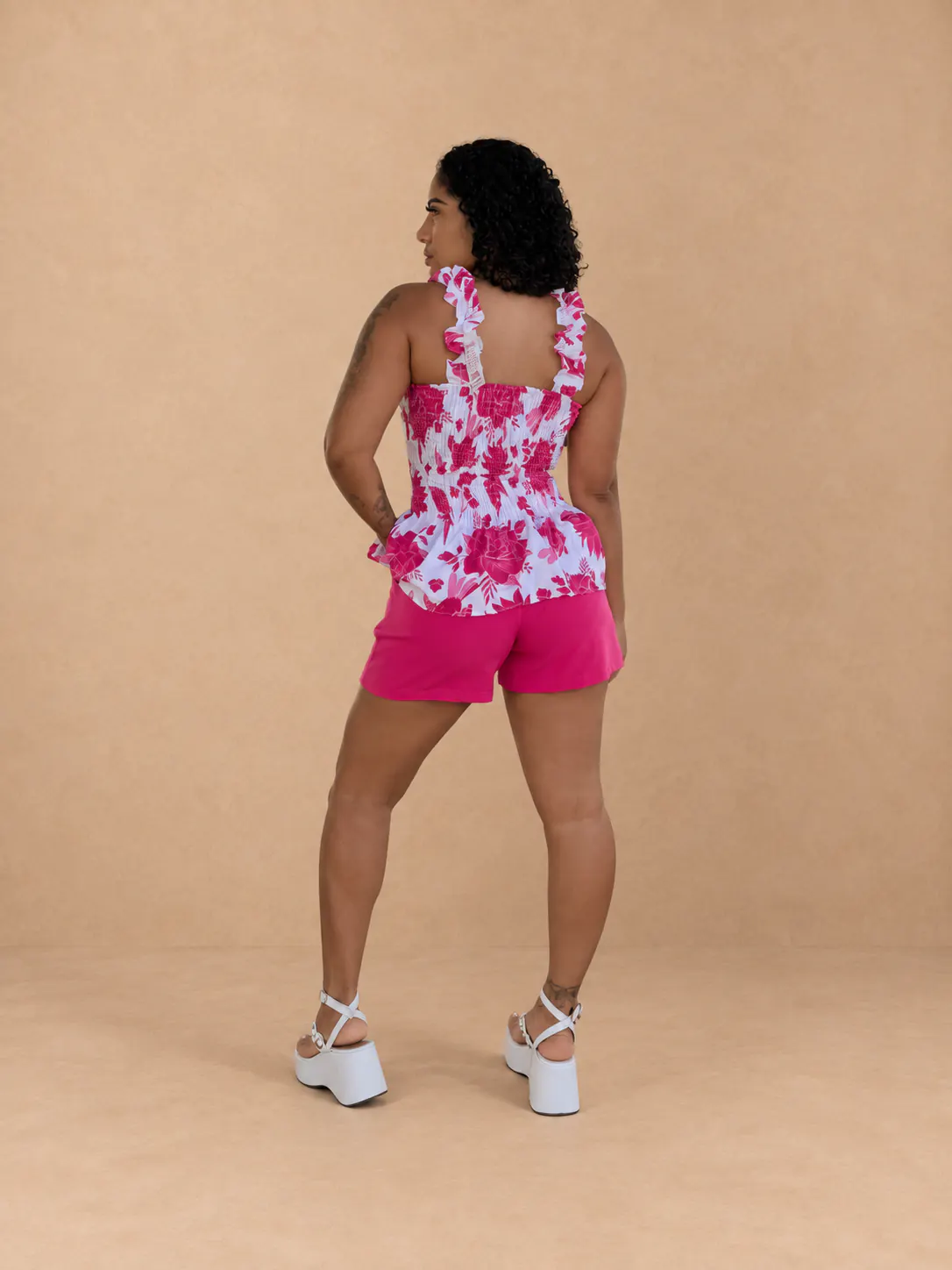 Look Slim rosa estampado com short, visto de costas.