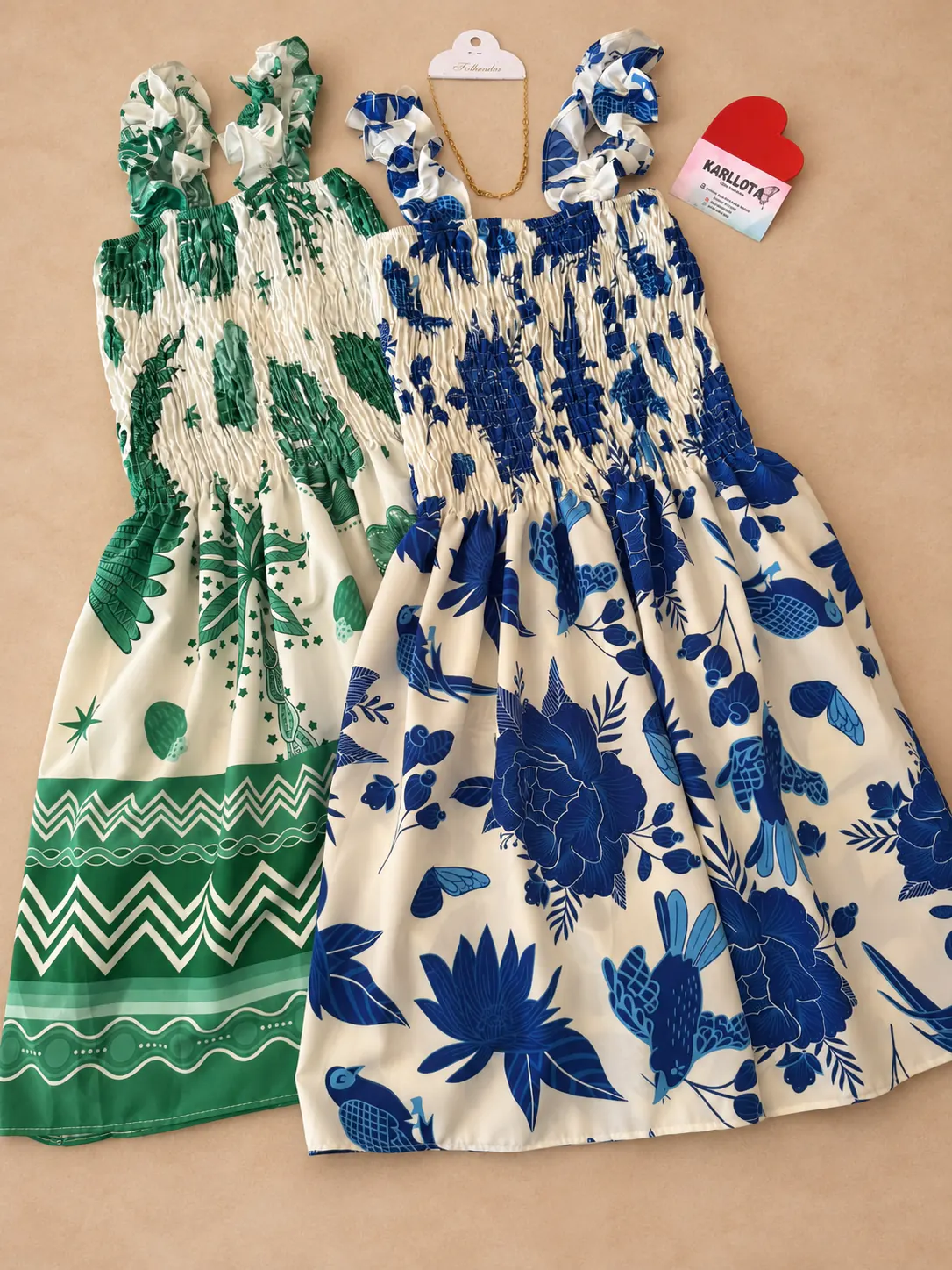 Duas novas peças Slim estampadas nas opções verde e azul.