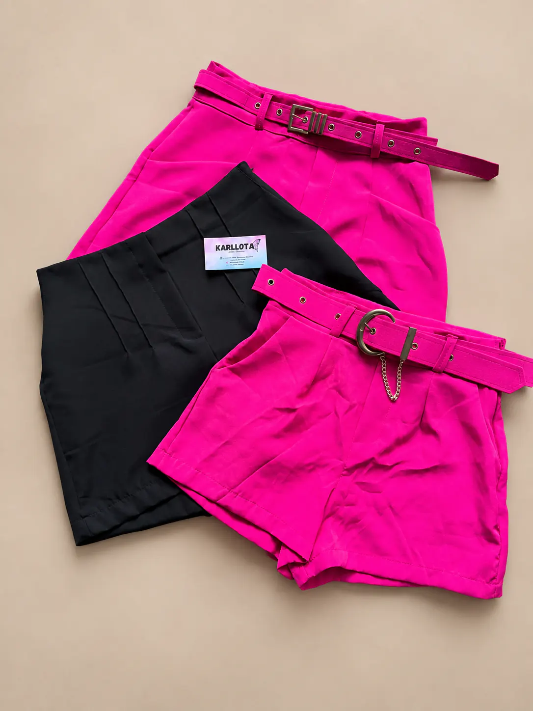 Short alfaiataria Slim nas cores pink e preta, com opções de cintos.