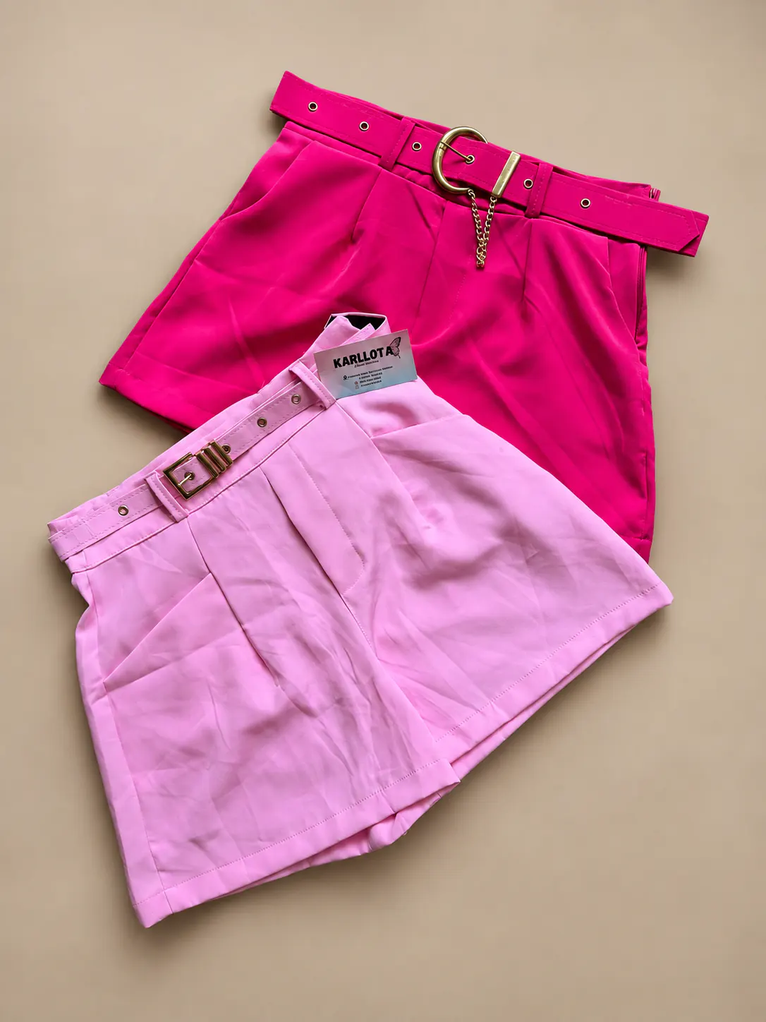Short alfaiataria Slim nas cores pink e rosa-claro, com cintos.