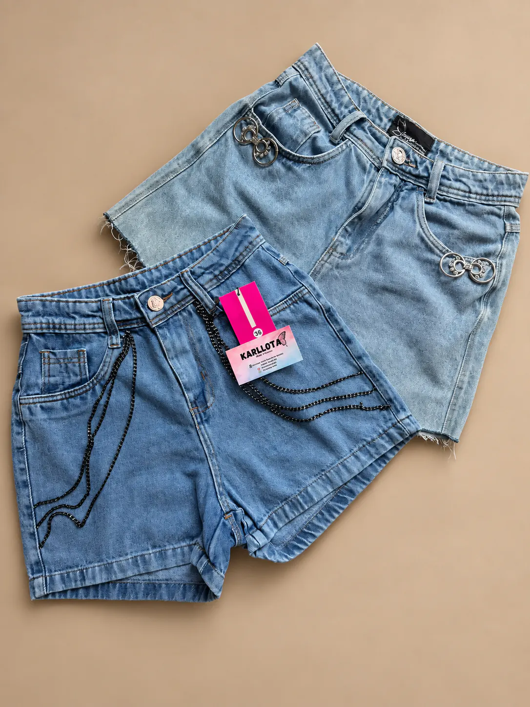 Shorts jeans Slim com aplicações metálicas e correntes decorativas.