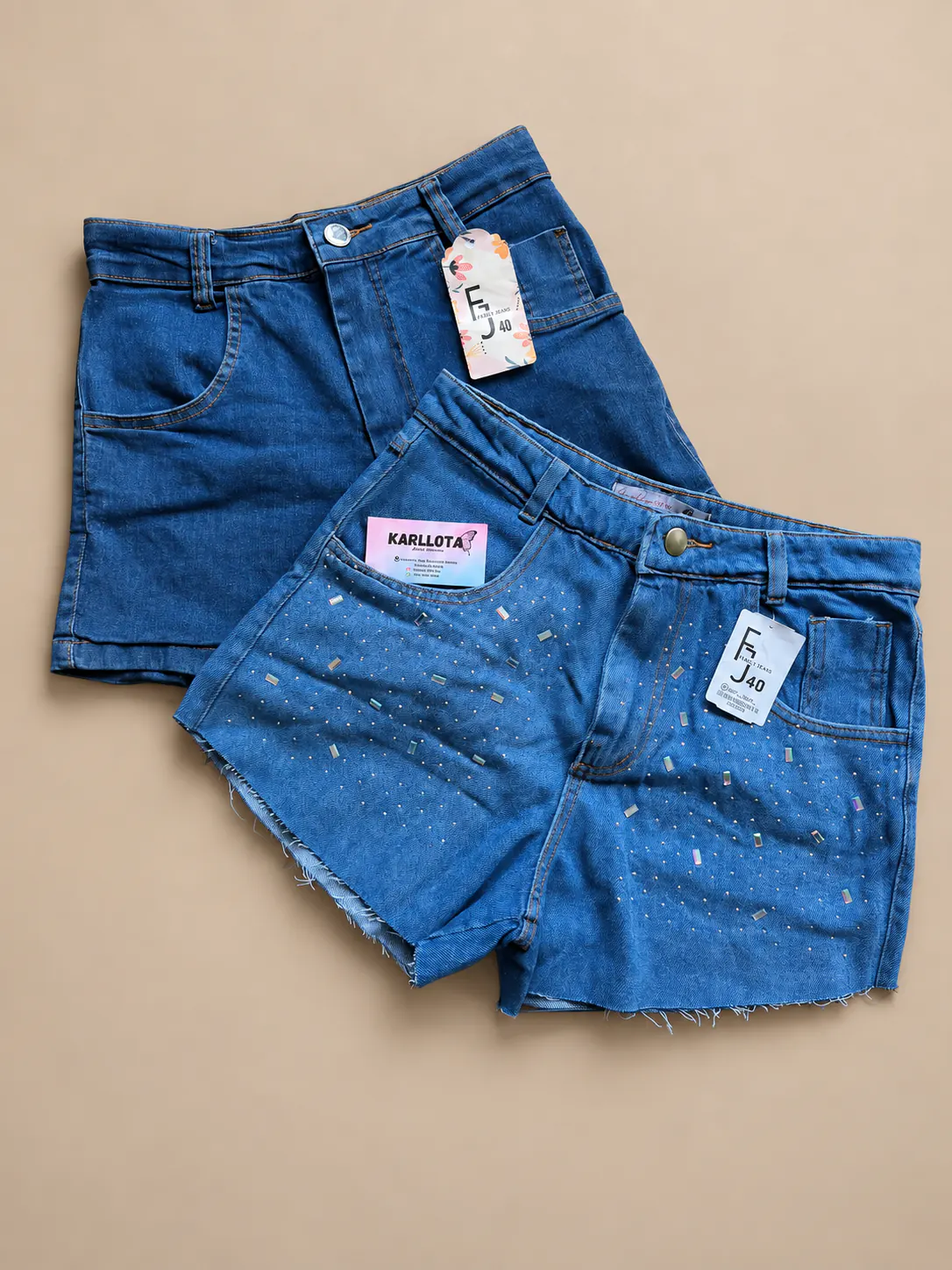 Shorts jeans Slim em lavagem azul, com opções lisa e brilhante.