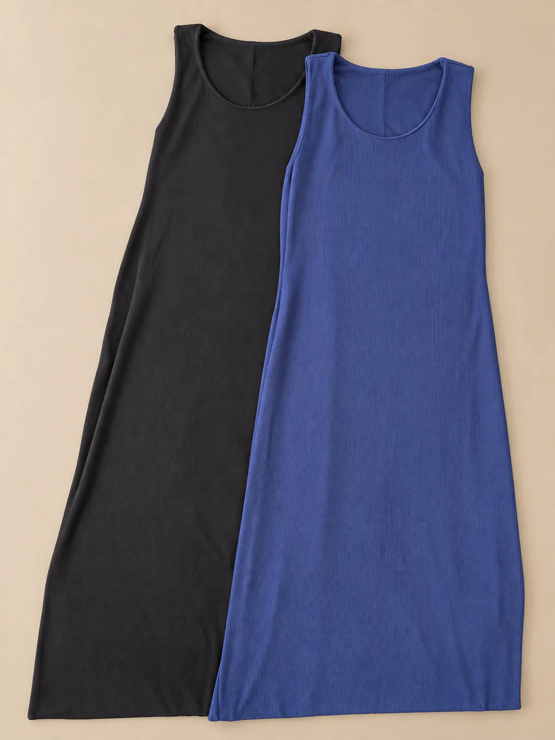 Vestidos canelados nas cores preta e azul.