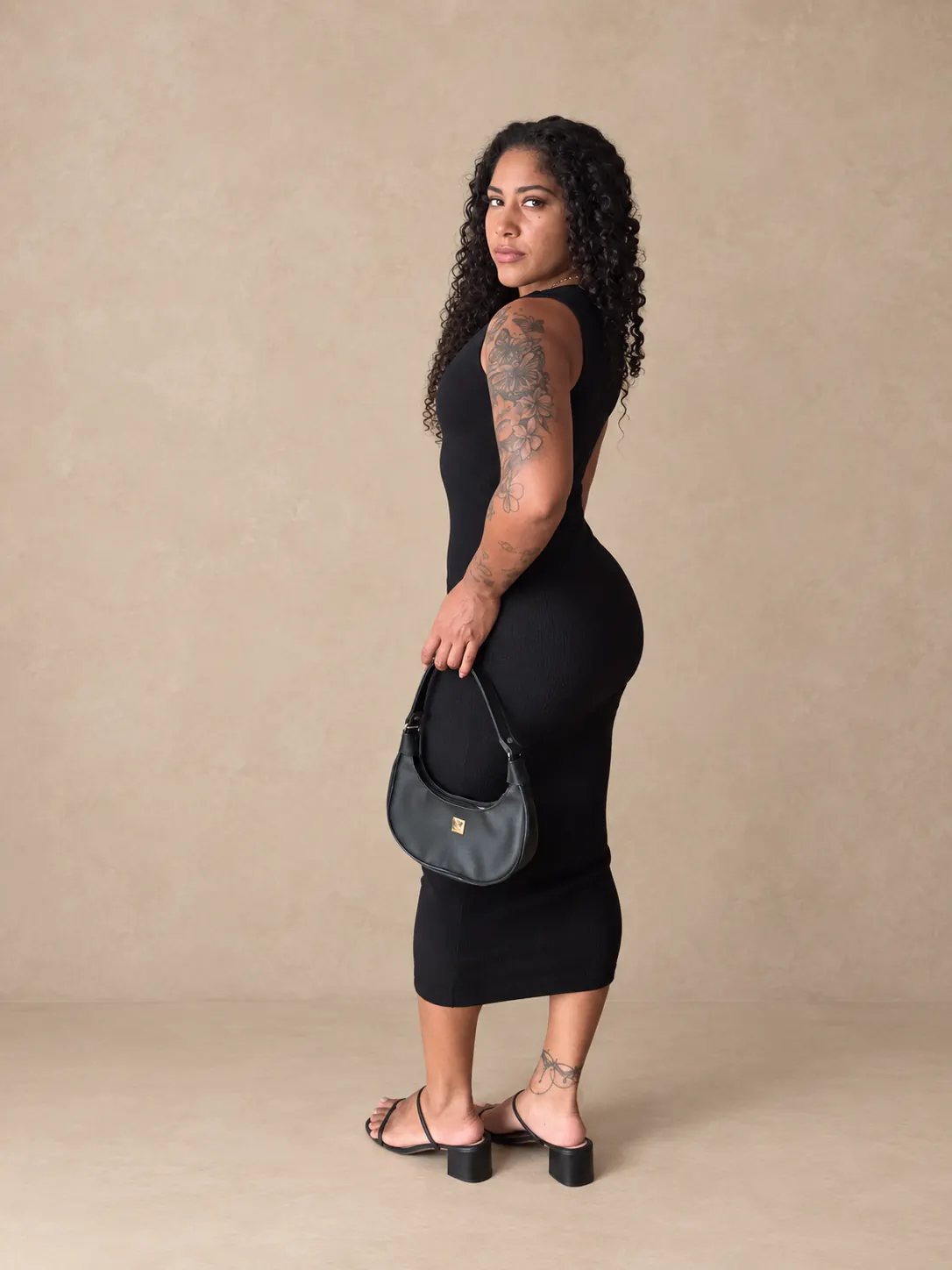 Vestido canelado preto visto de lado e costas.