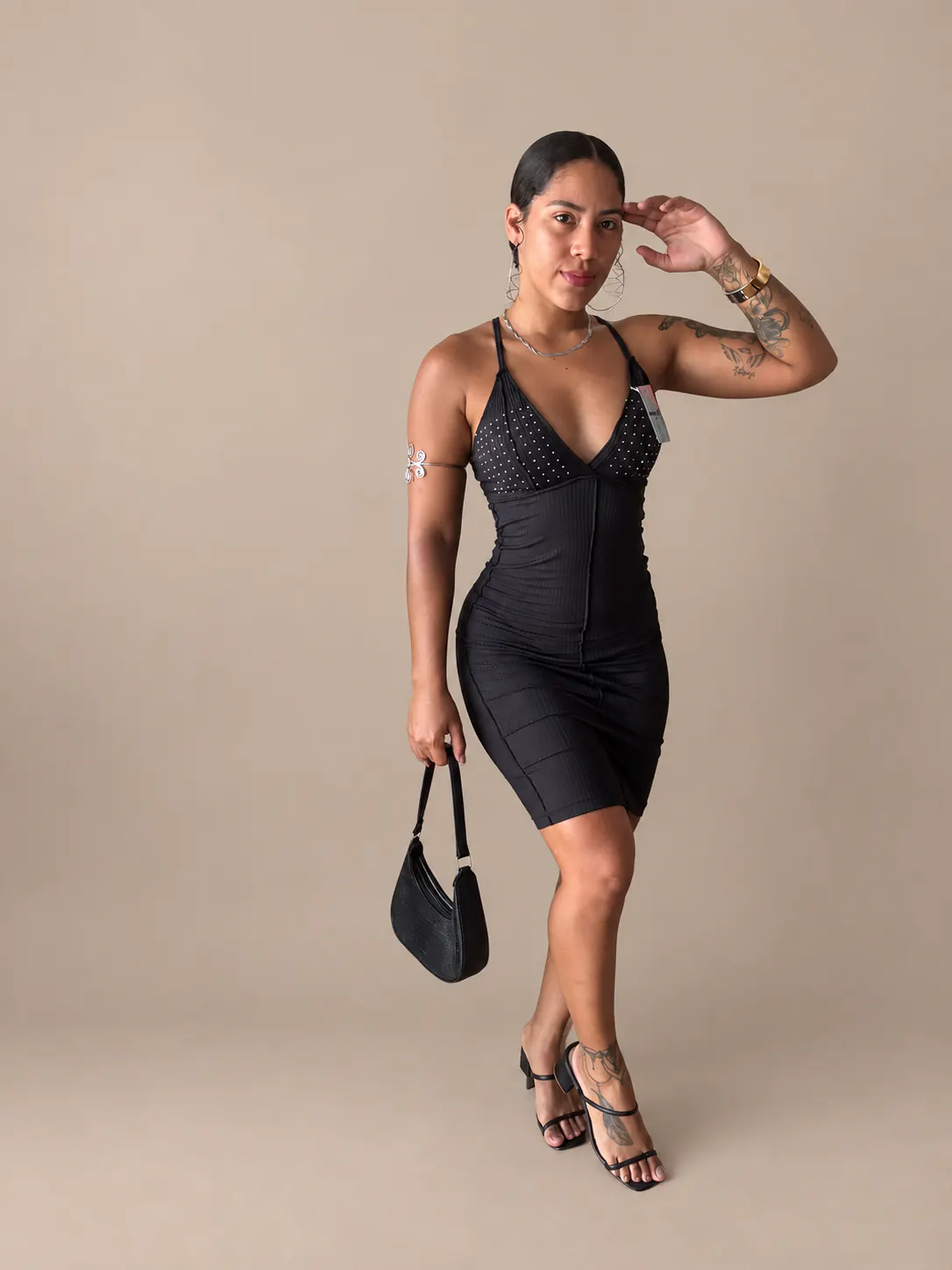 Vestido canelado preto com alças finas e pequenos brilhos no busto.