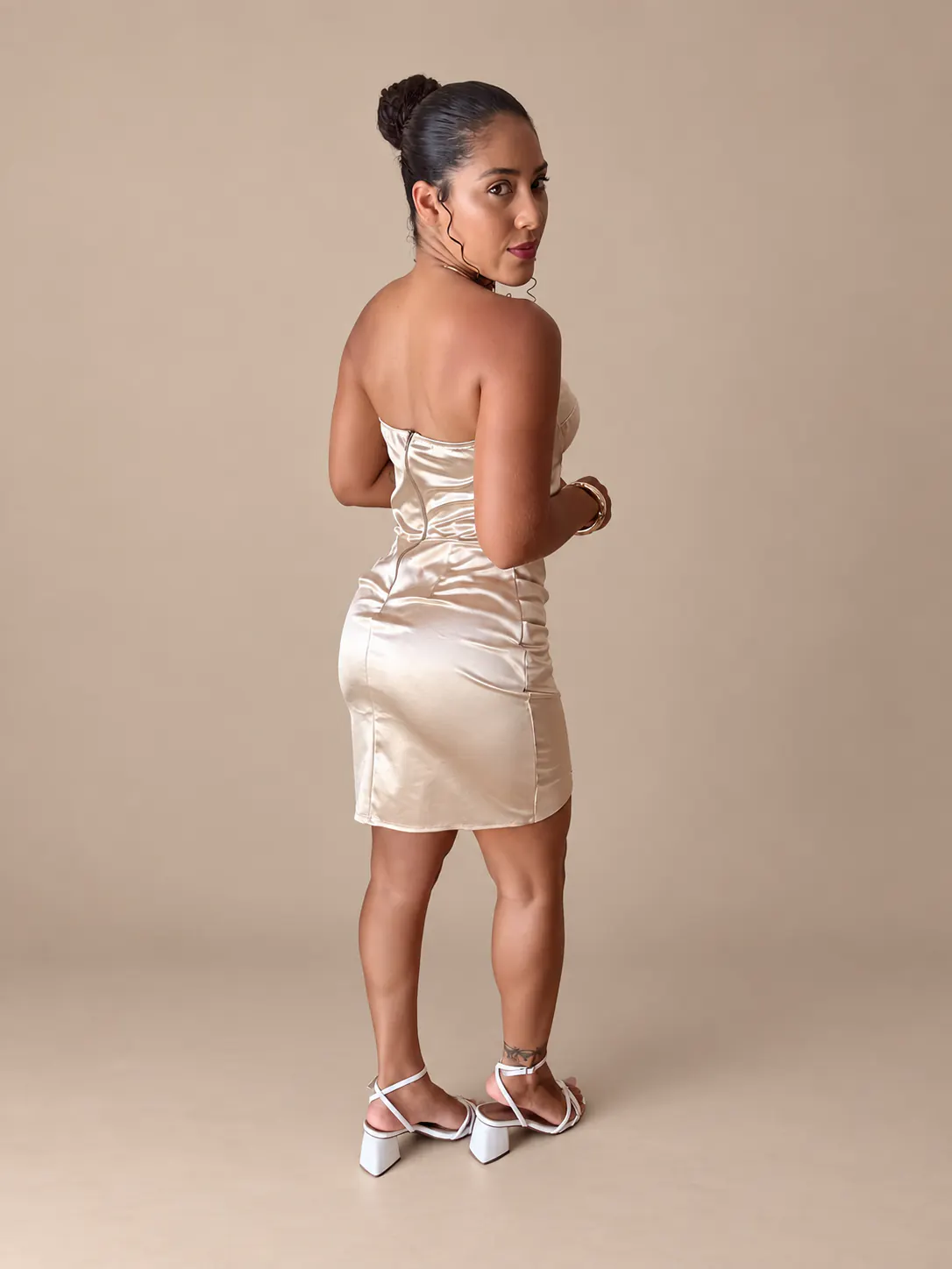 Vestido corset champanhe visto de costas.