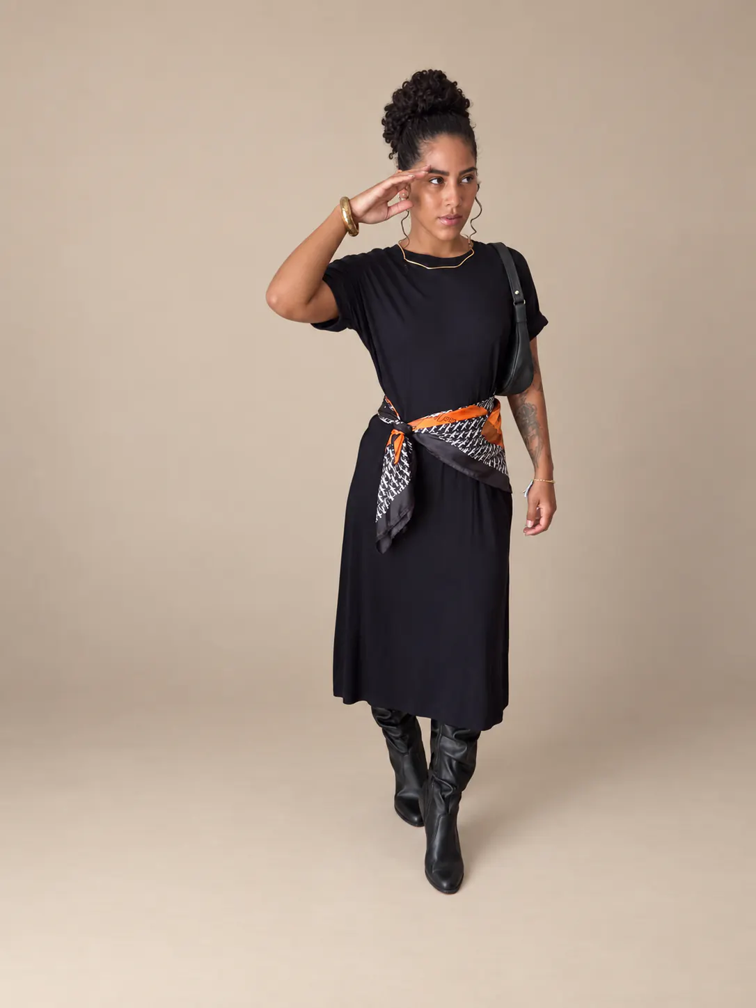 Vestido malha preto midi com mangas curtas, tamanho M.