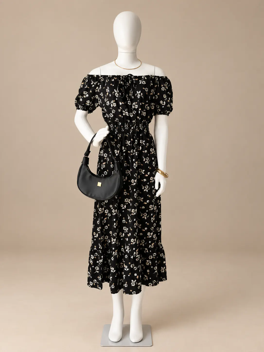 Vestido mídi floral preto apresentado no manequim.