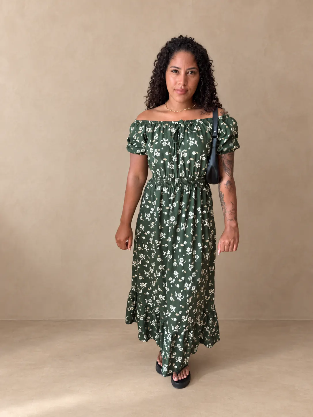 Vestido mídi floral verde-escuro visto de frente.