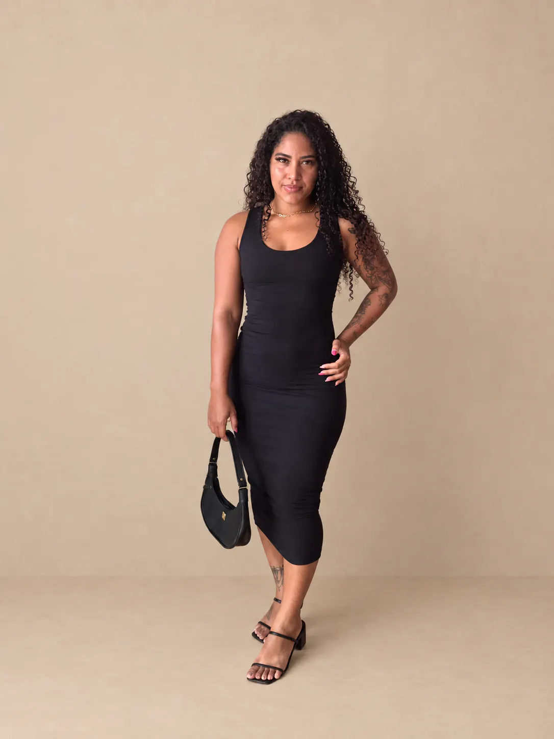 Vestido canelado preto em vista frontal.