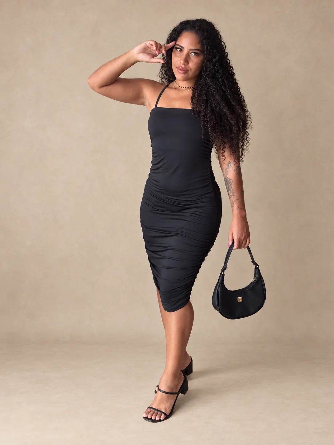 Modelo usando Vestido poliamida alcinha preto visto de frente.