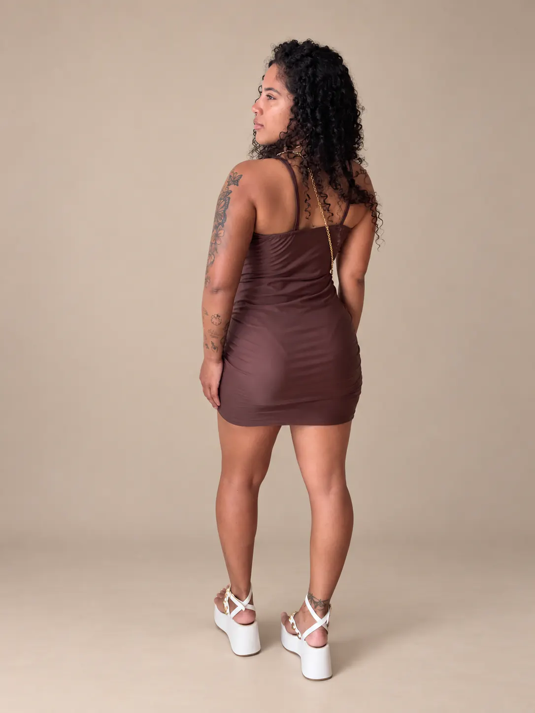 Vestido Prada marrom visto de costas.