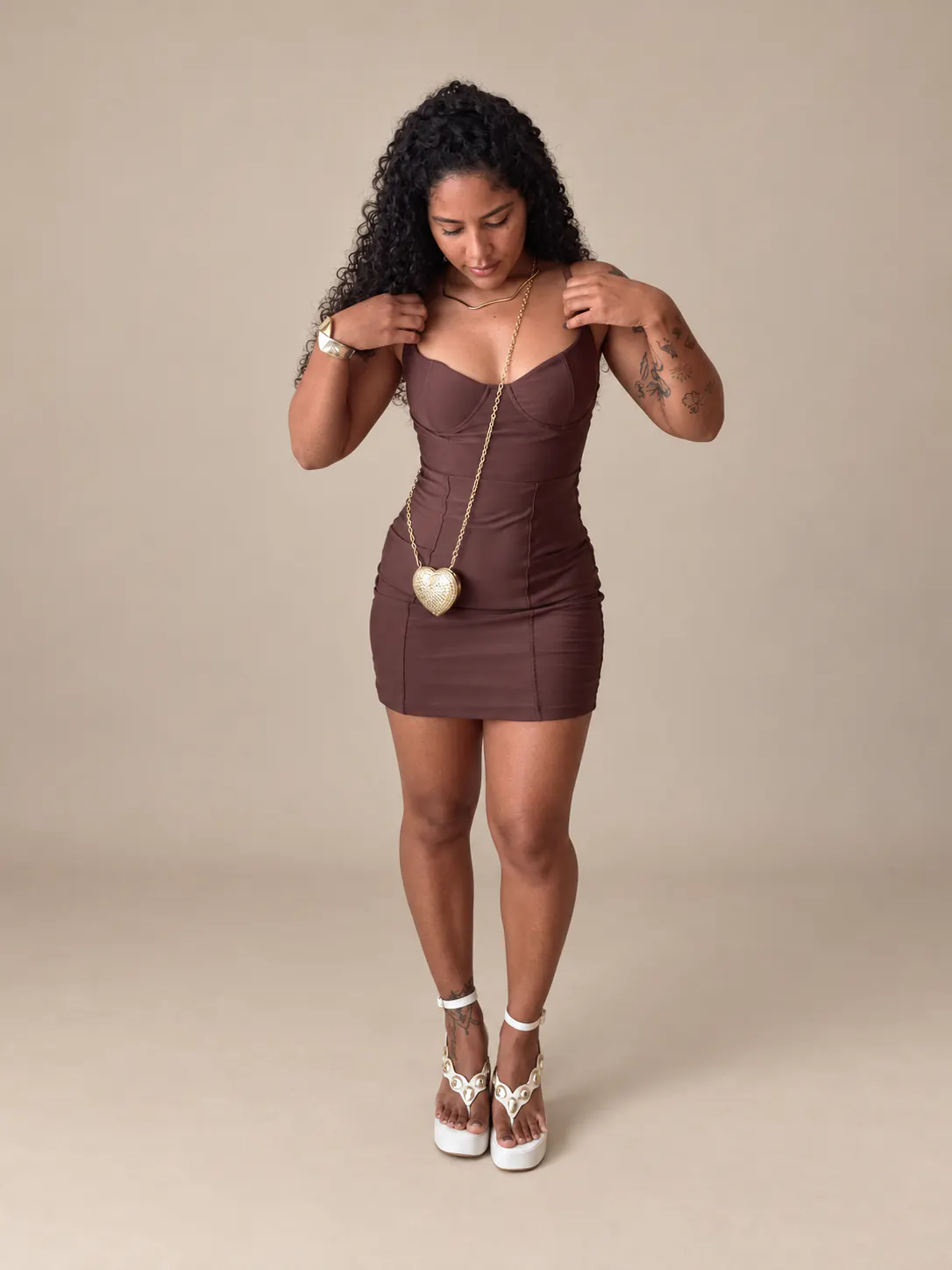 Vestido Prada marrom em outra pose frontal.