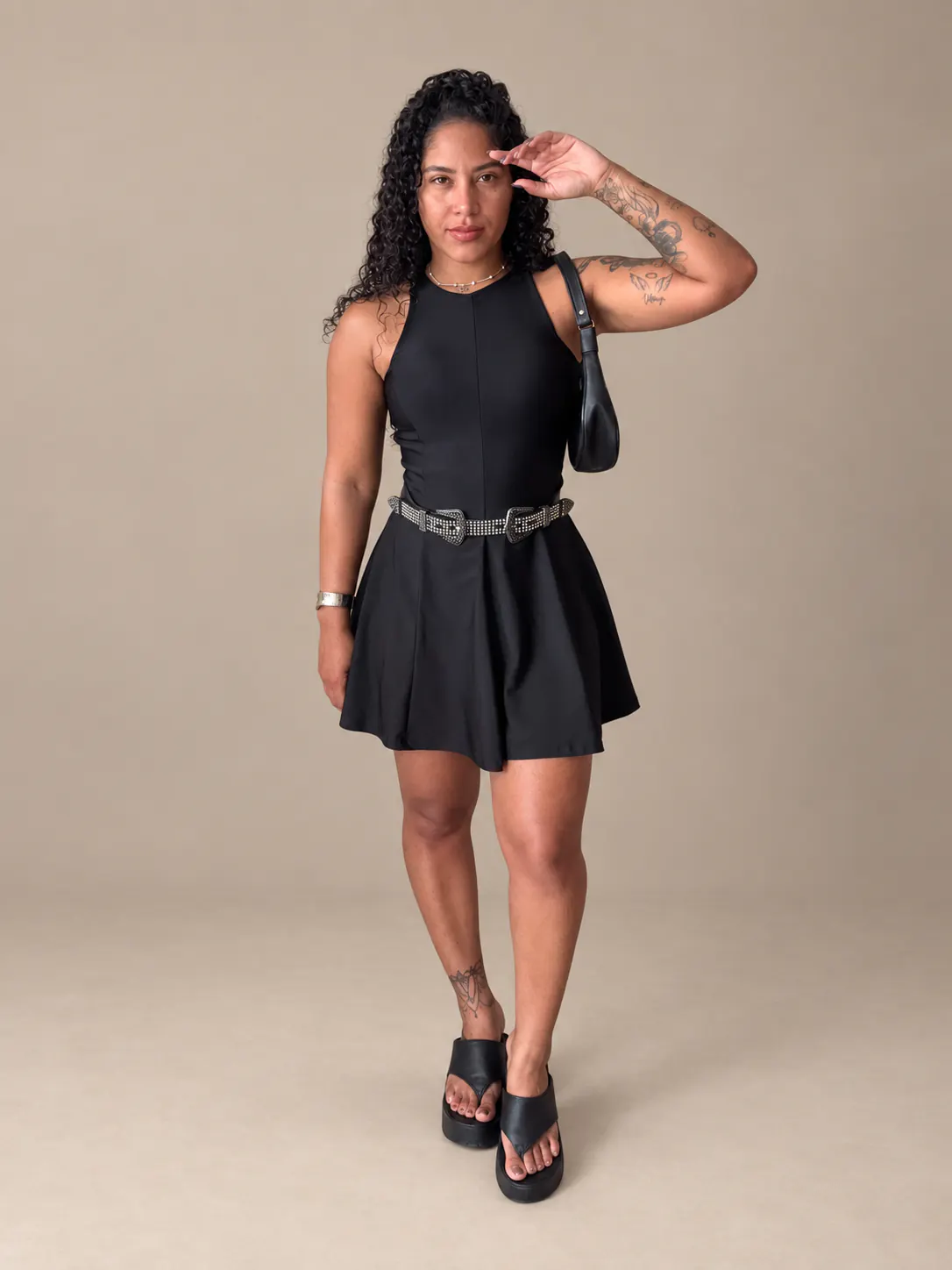 Vestido Prada preto com cinto, visto de frente.