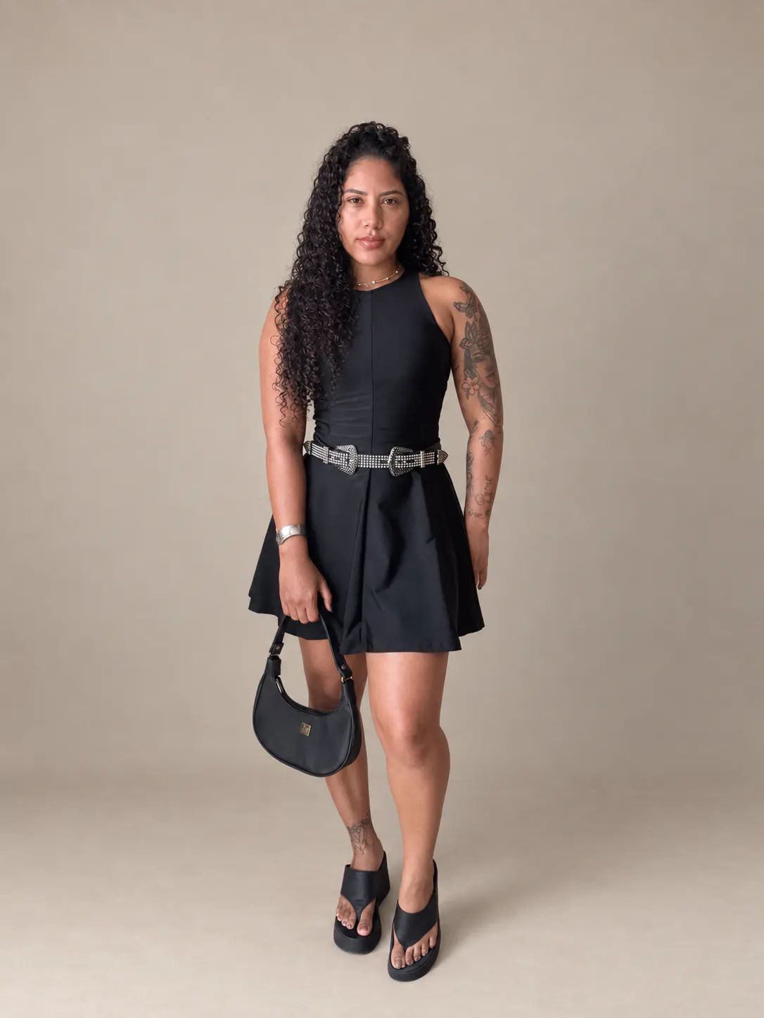 Vestido Prada preto com cinto em outra pose frontal.