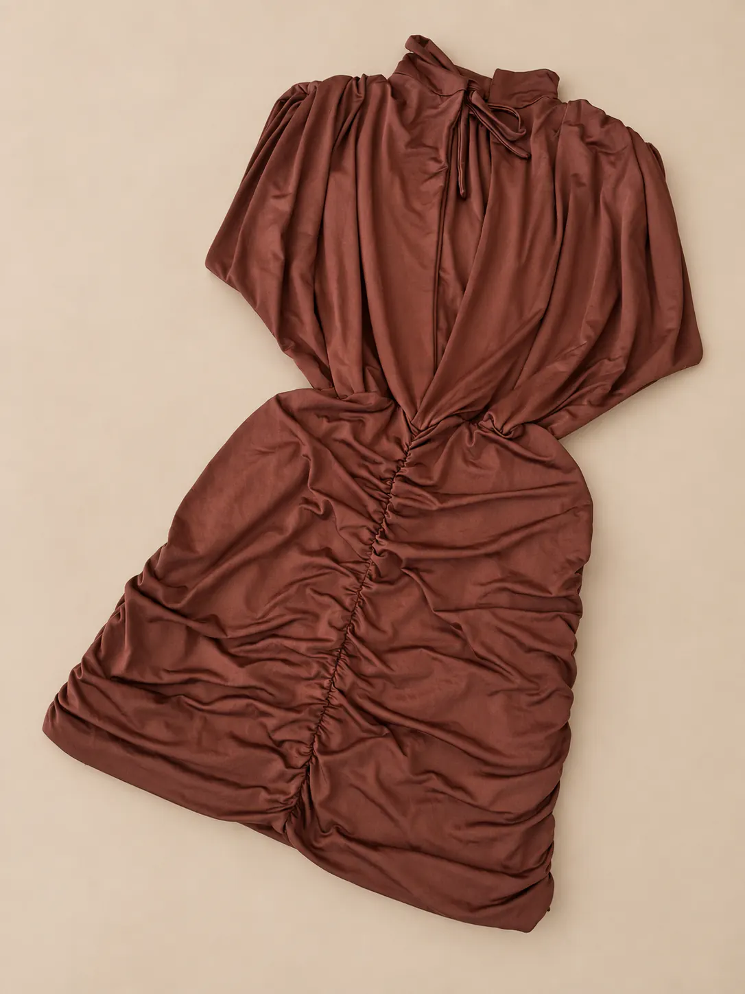 Vestido curto telha com franzidos e amarração na gola.