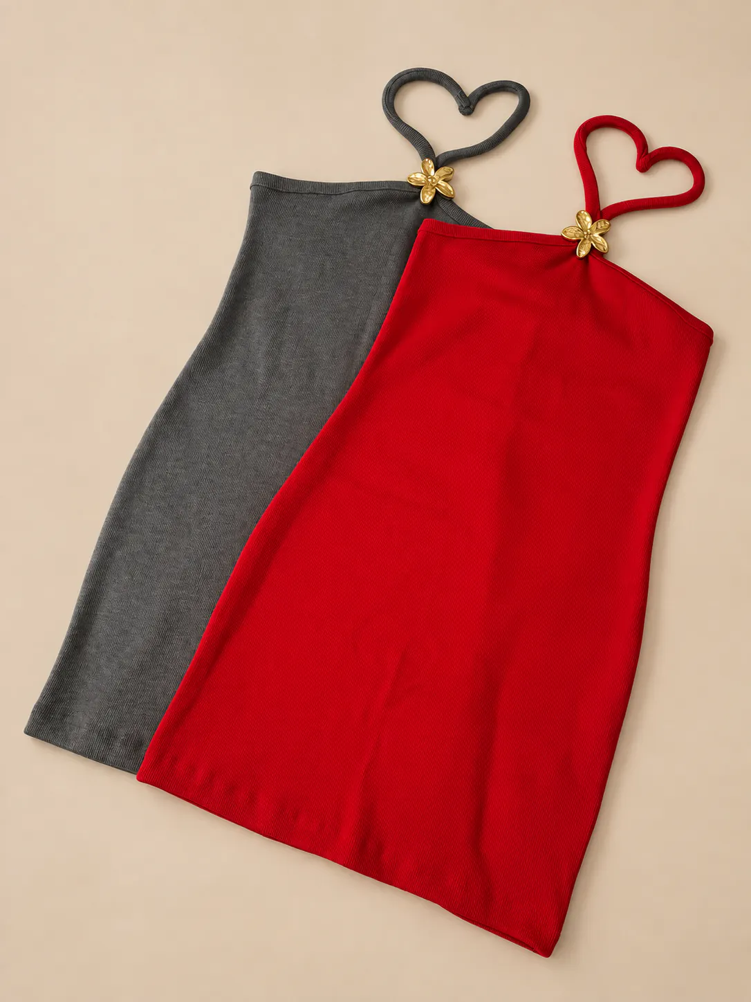 Vestidos midi canelados cinza e vermelho com alça de coração e aplicação dourada de flor.