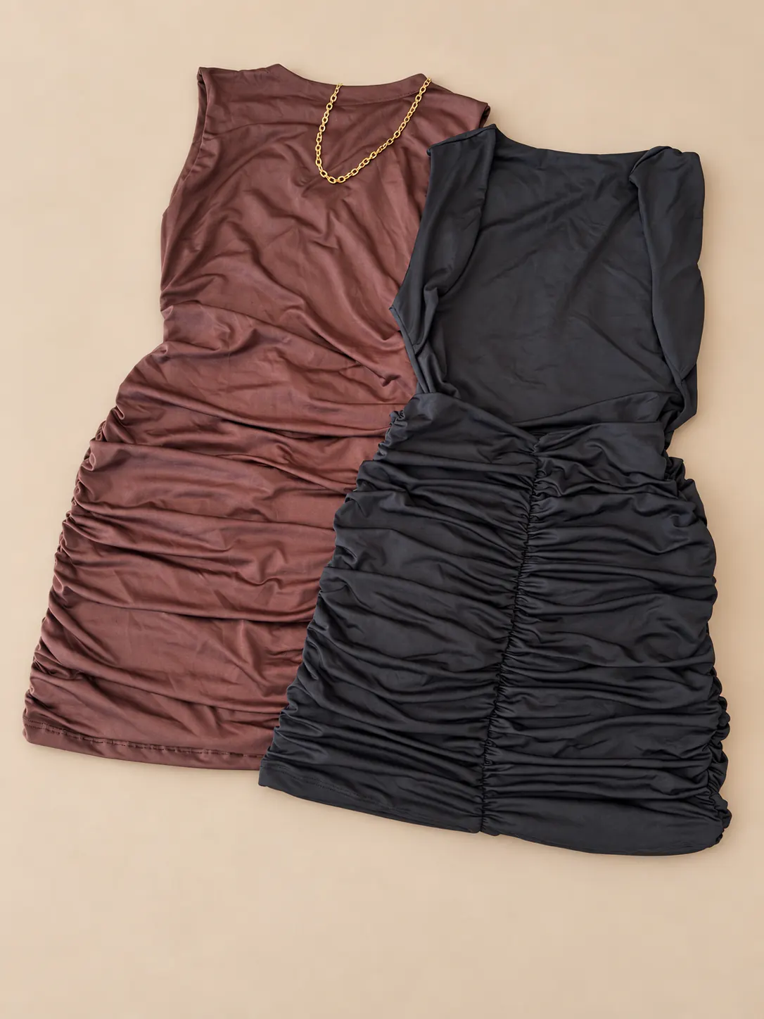 Vestidos curtos sem mangas com franzidos nas cores marrom e preta.