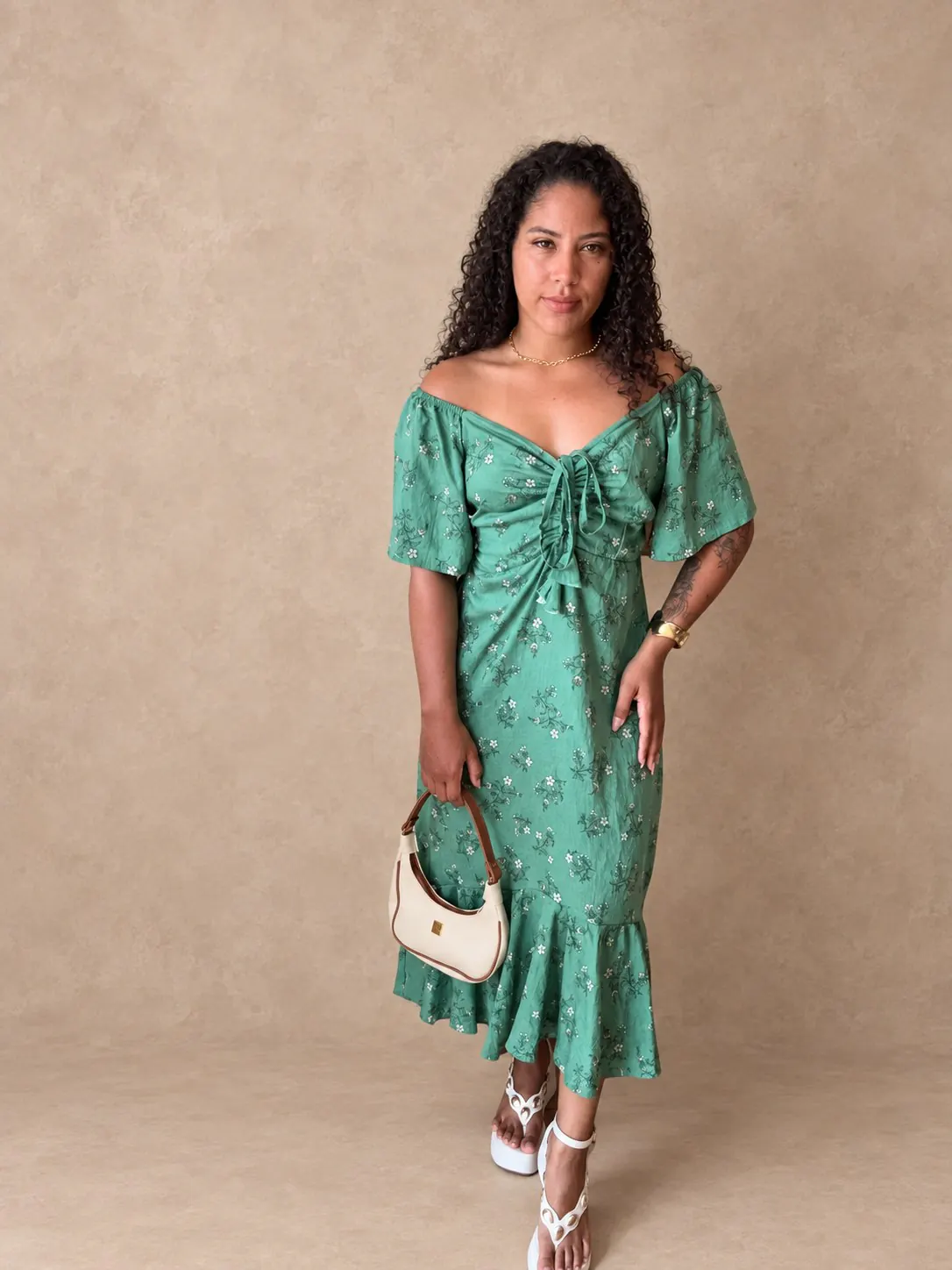 Outra apresentação do Vestido mídi floral verde-claro.