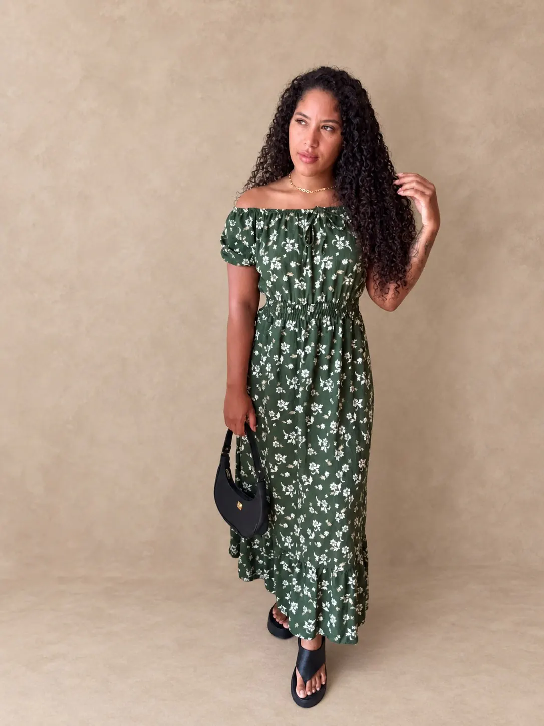 Outra apresentação do Vestido mídi floral verde-escuro.